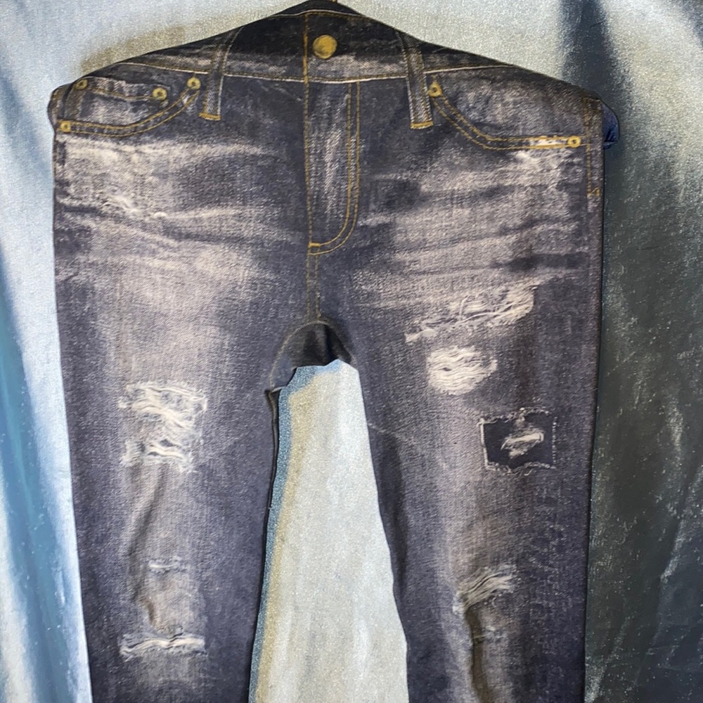 NoBo knee high shorts with warm elastic cotton on the waist, good condition.